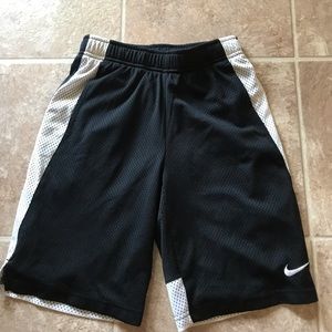 Nike boys Medium athletic shorts
